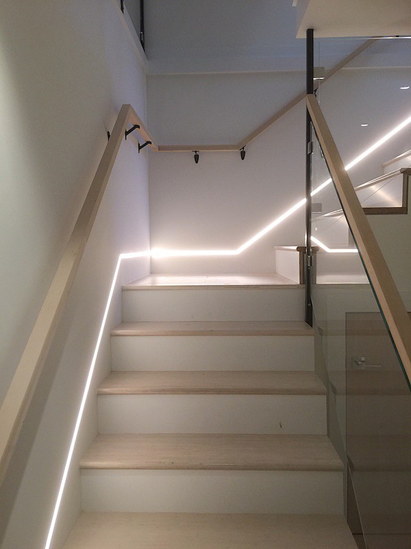 Светодиодная лента для подсветки лестницы