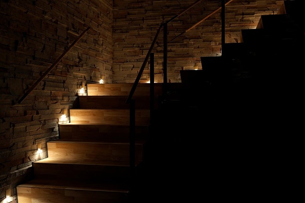 подсветка ступеней лестницы