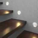 Светильники встроенные в стену на лестнице