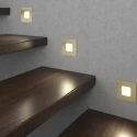 Подсветка ступеней лестницы бронзовыми светильниками