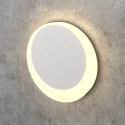 Белый круглый светильник для подсветки ступеней лестницы