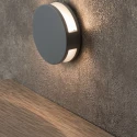 Серый круглый светильник для подсветки лестницы