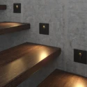 Черные светильники для подсветки ступеней лестницы