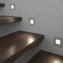 Подсветка ступеней лестницы серого цвета